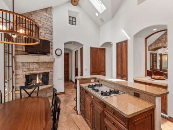 Luxurious Ski-in/ Ski-out Vacation Home - Family-Friendly Retreat